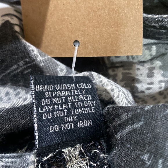 Black & Light Grey, 19” x 33” Aztec Design Scarf, NWT - Picture 7 of 8